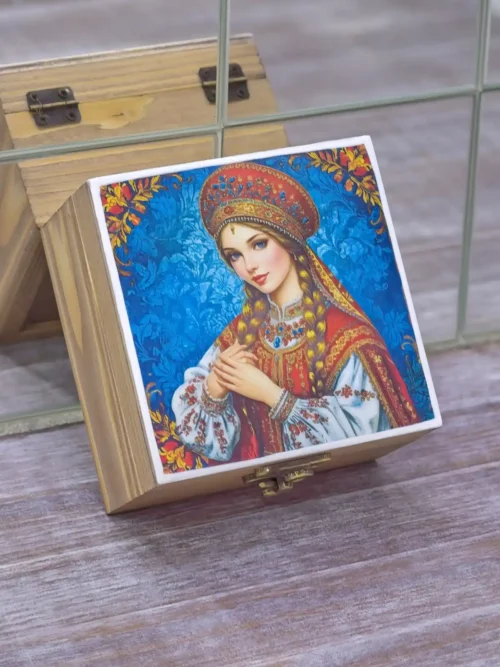 Шкатулка "Девица с кокошником"